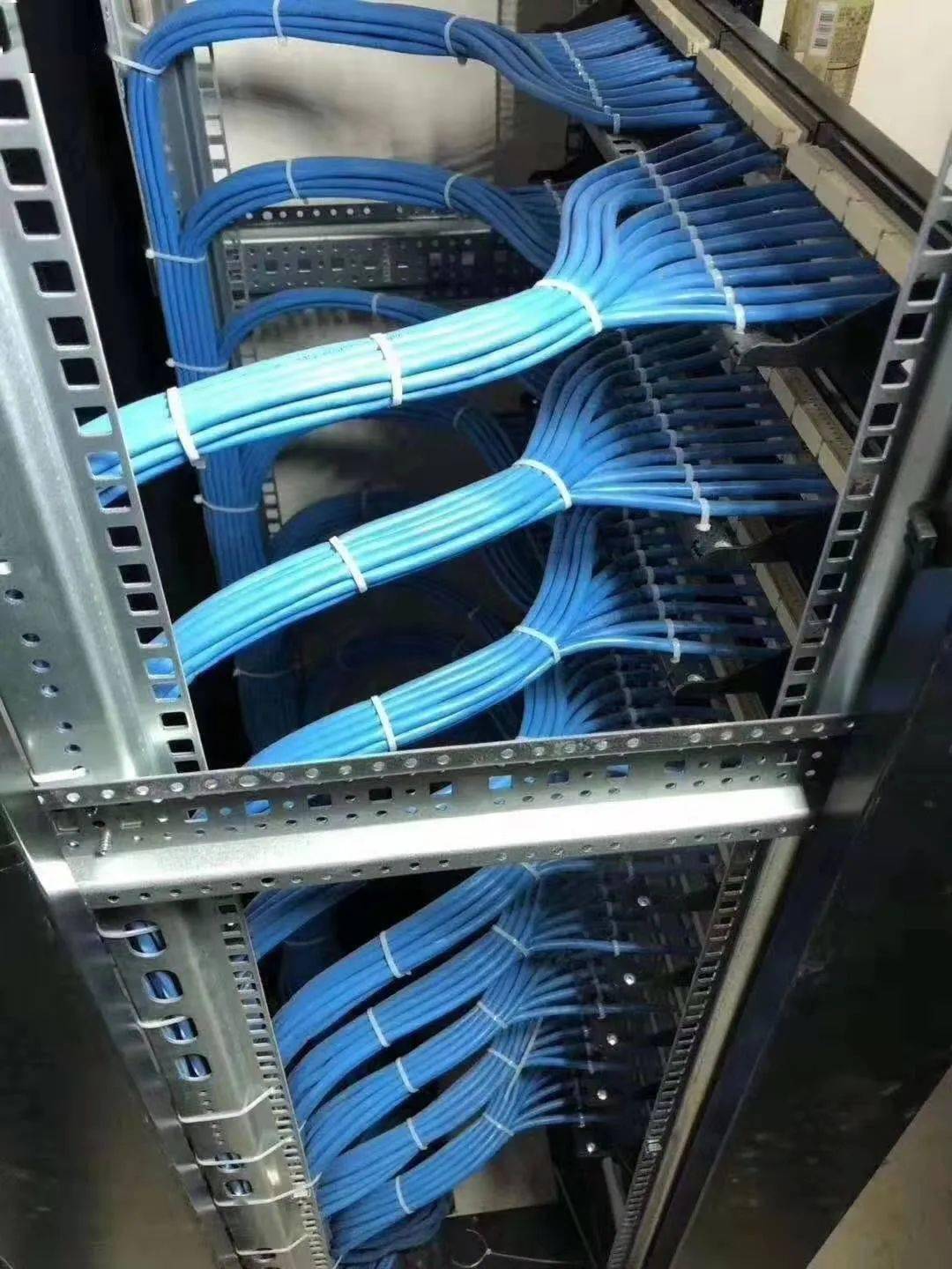 濟南水電維修安裝工程隊的綜合布線弱電間現(xiàn)場與計算機系統(tǒng)集成